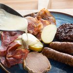 coffret-gourmand-raclette-basque-cadeau-noel-pierre-oteiza-charcuterie-panier