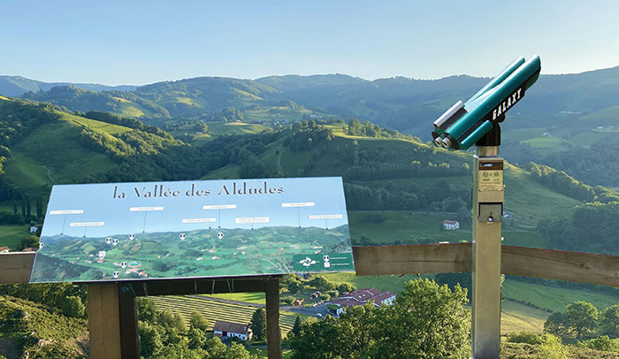 WEB-BALCON-PANORAMA-VALLEE-JUMELLE-TABLE-ORIENTATION