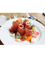 Chiffonade de jambon du Kintoa AOP, pickles de légumes et crème basilic