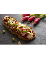 Bruchetta piperade, chorizo, fromage, courgettes et radis