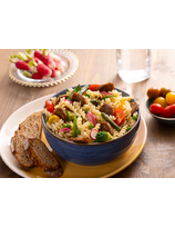 Salade de pâtes, saucisses-confites, tomates cerises, radis et brocolis