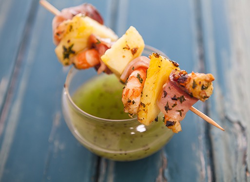 Crevettes bardées de ventrèche à l’ananas