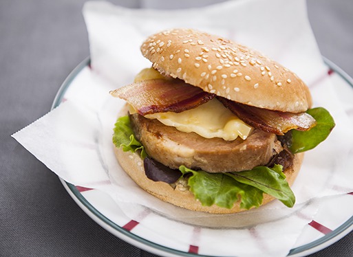 Burger au confit de porc basque