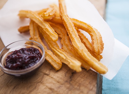 Churros de fromage de brebis et confiture de cerise noire