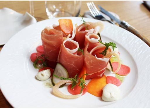 Chiffonade de jambon du Kintoa AOP, pickles de légumes et crème basilic