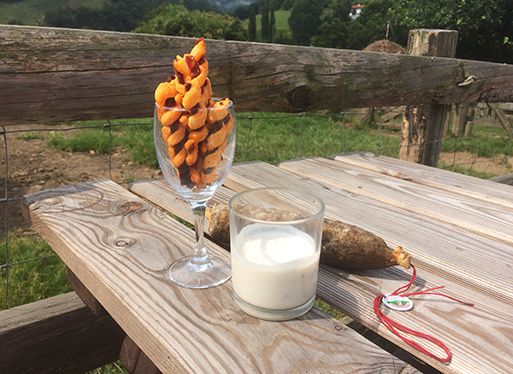 Tortillons de chorizo des Aldudes et crème de brebis