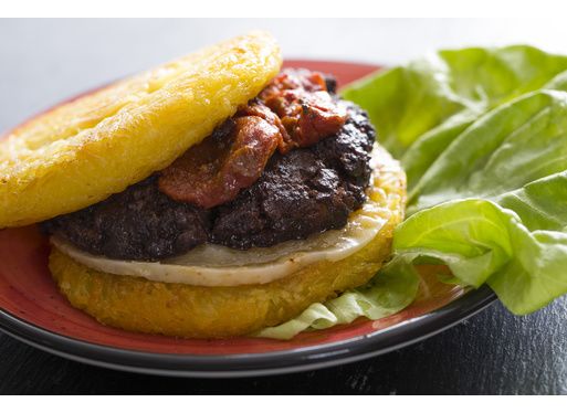 Burger de boudin basque, fromage et paillasson de pommes de terre.