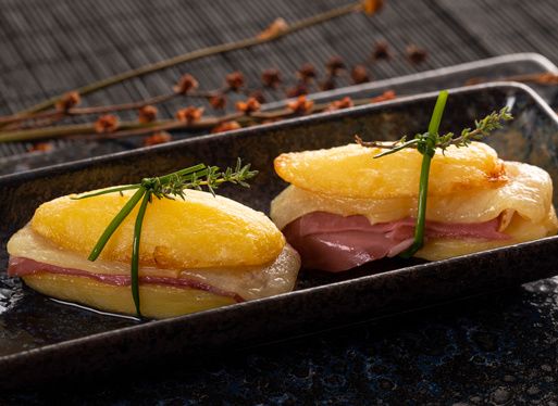 SANDWICH DE POMMES DE TERRE AU JAMBON ET FROMAGE DE BREBIS