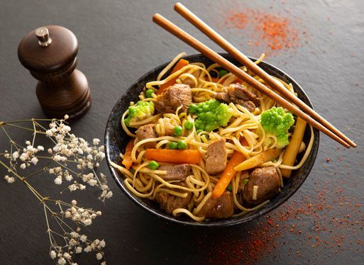 WOK DE NOIX D'EPAULE DE KINTOA AOP, NOUILLES SAUTEES ET PETITS LEGUMES