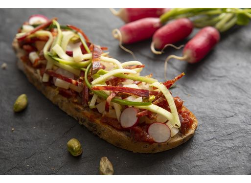 Bruchetta piperade, chorizo, fromage, courgettes et radis