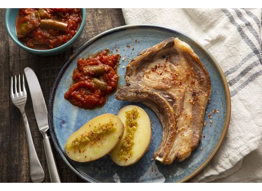 Côtes de porc de Kintoa AOP sauce moutarde et piperade