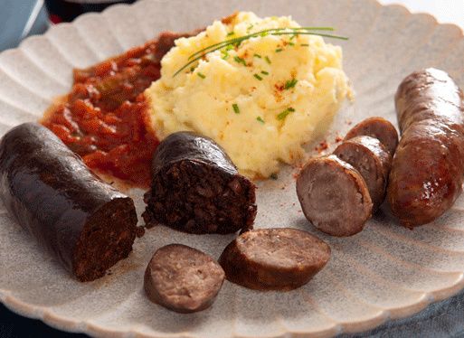 Boudin basque, saucisses confites, piperade et purée maison