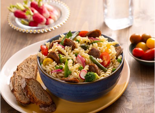 Salade de pâtes, saucisses-confites, tomates cerises, radis et brocolis