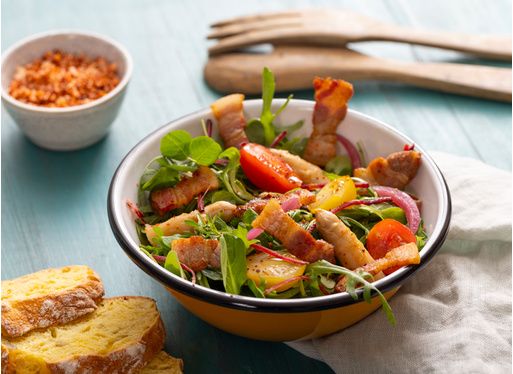 Salade de ventrèche, pointes d'asperges, tomates cerises et pickles d'oignons rouges