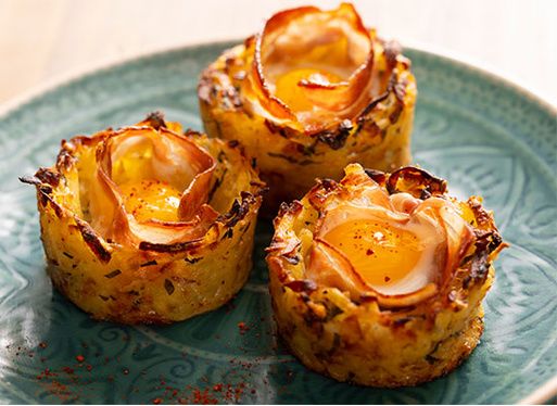 Nids de pommes de terre, œufs et ventrèche