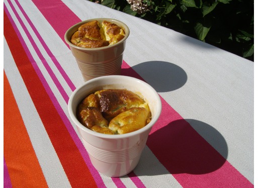 Recette de soufflé au fromage de brebis et confiture de cerises noires