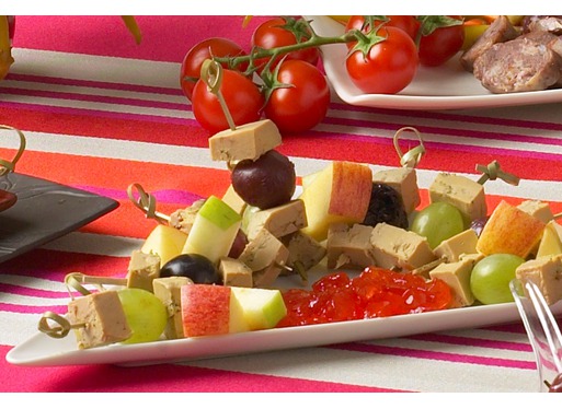 Brochettes de foie gras aux raisins rouges et blancs