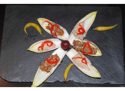 Recette de barquettes d'endive aux pâtés et piquillos