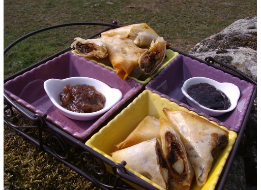 Recette de samoussas au fromage et confiture de cerise