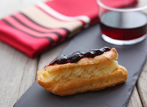Eclairs au fromage de brebis et confiture de cerise