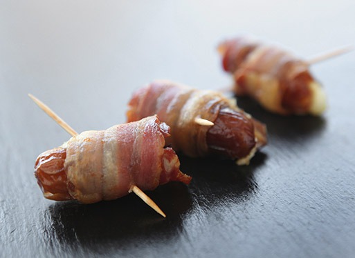 Dattes ou pruneaux farcies au fromage de brebis bardées de ventrèche